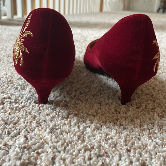 Red velvet and gold shoes - Picture 3 of 5